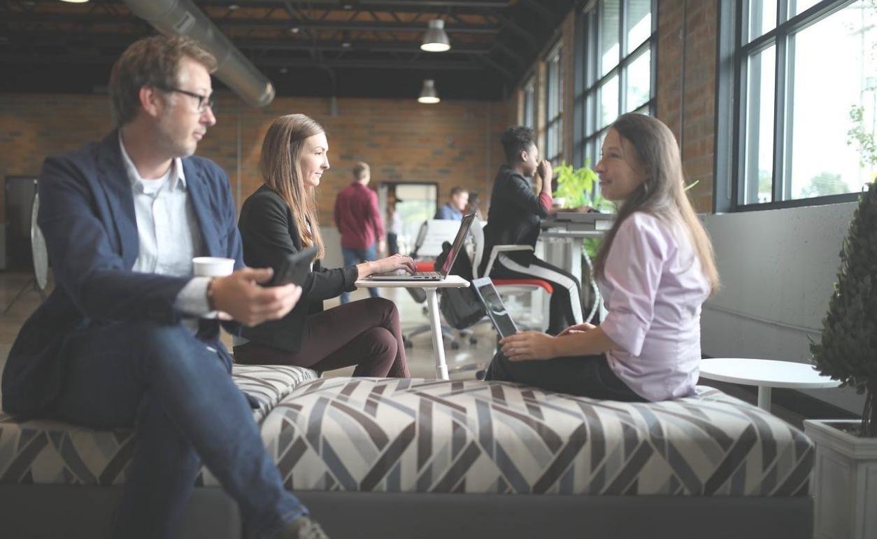 Echipa Meravyvion colaborând la proiecte educaționale inovatoare