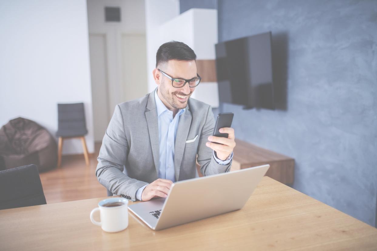 Echipa Meravyvion celebrând lansarea publică a platformei